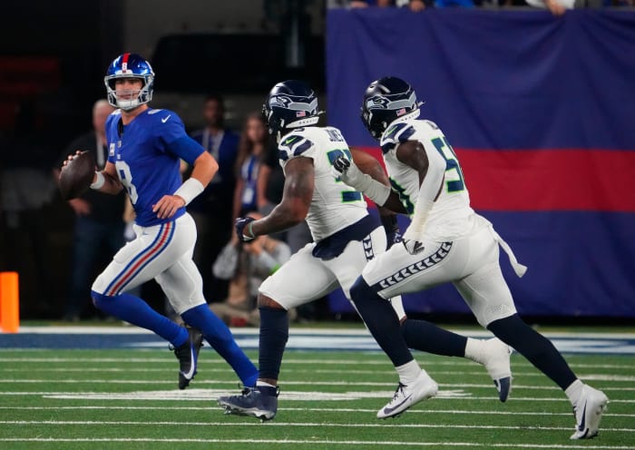 New York Giants quarterback Daniel Jones (8) scrambling against the Seattle Seahawks at MetLife Stadium.